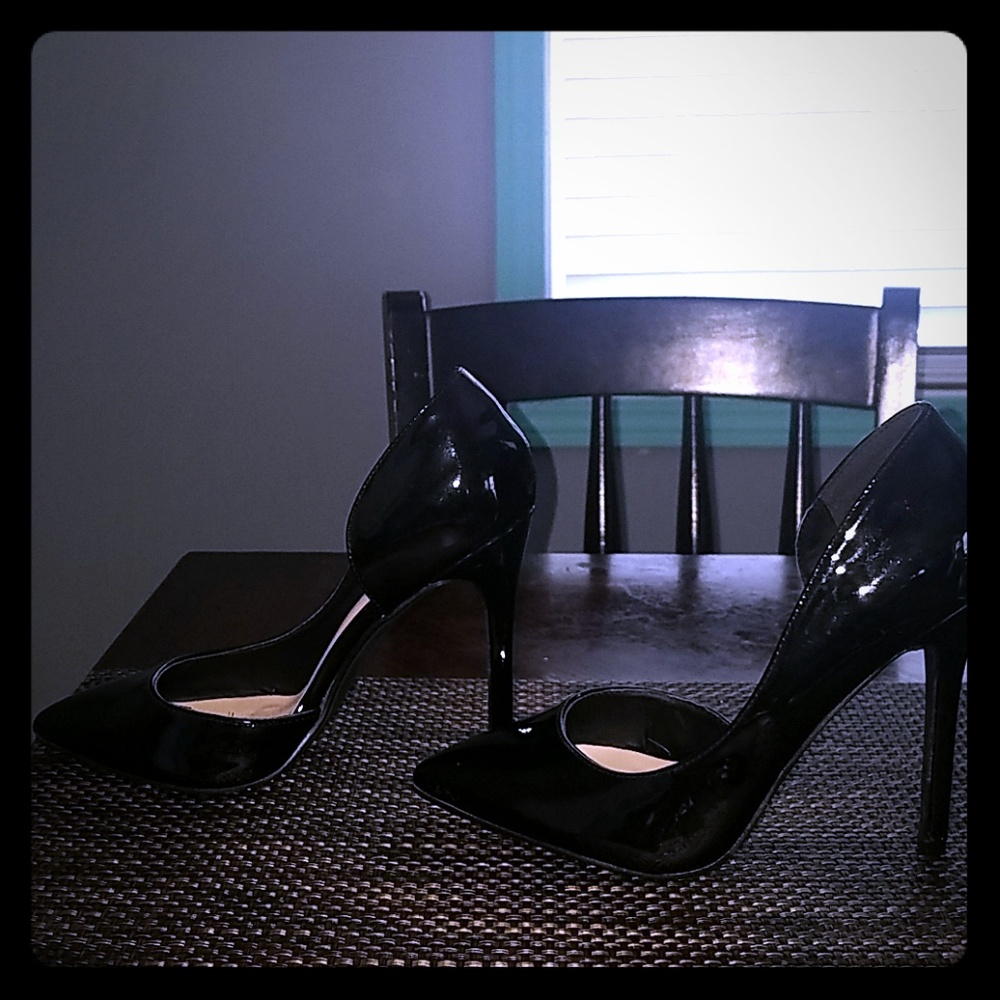 Black pumps